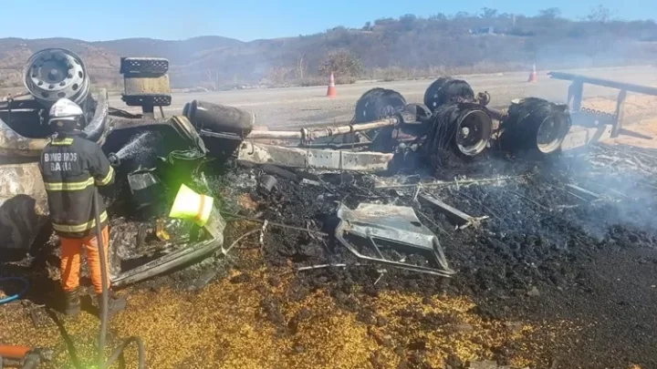 Motorista morre carbonizado após caminhão tombar na BA-262, entre Aracatu e Anagé