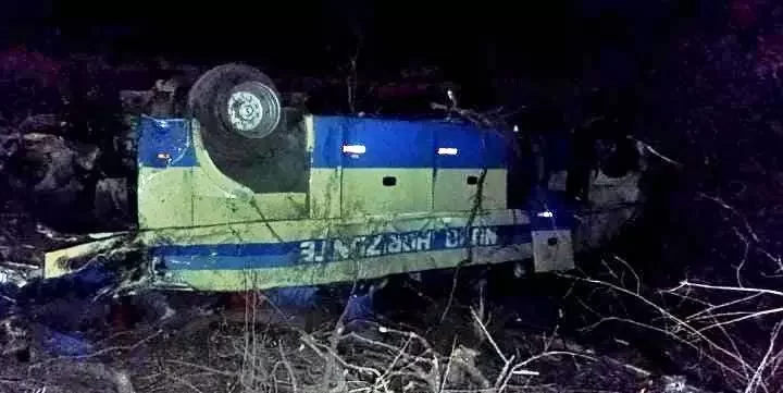 Motorista e mecânico morrem após ônibus descer ribanceira na curva da morte em Guanambi