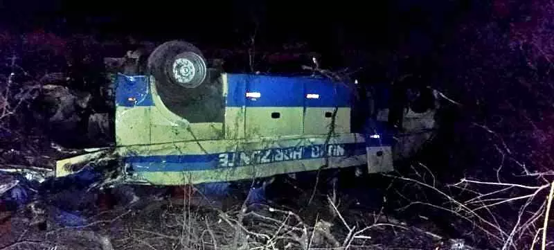 Motorista e mecânico morrem após ônibus descer ribanceira na curva da morte em Guanambi