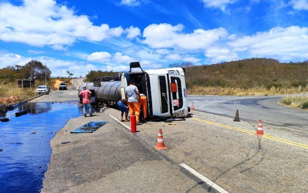 Carreta carregada com componente para asfalto tomba na BA-165, em Licínio de Almeida