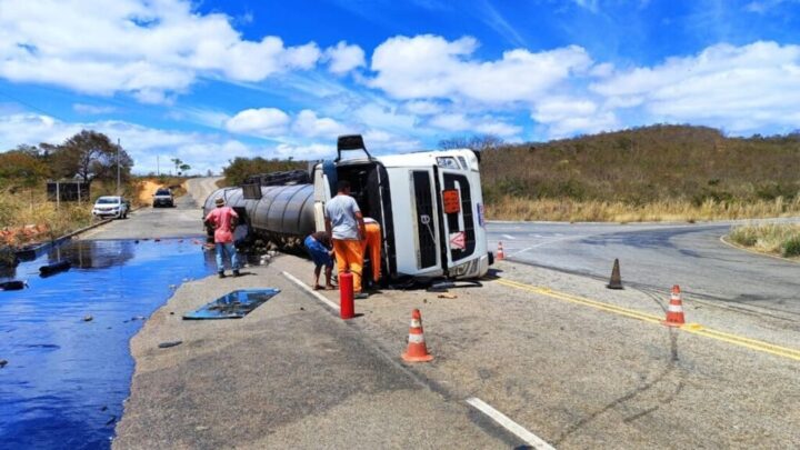 Carreta carregada com componente para asfalto tomba na BA-165, em Licínio de Almeida