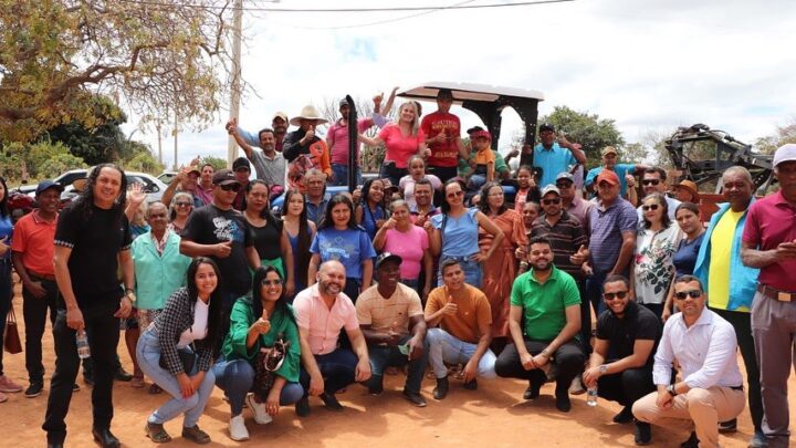 Ivana Bastos entrega trator a comunidade rural de Serra do Ramalho 