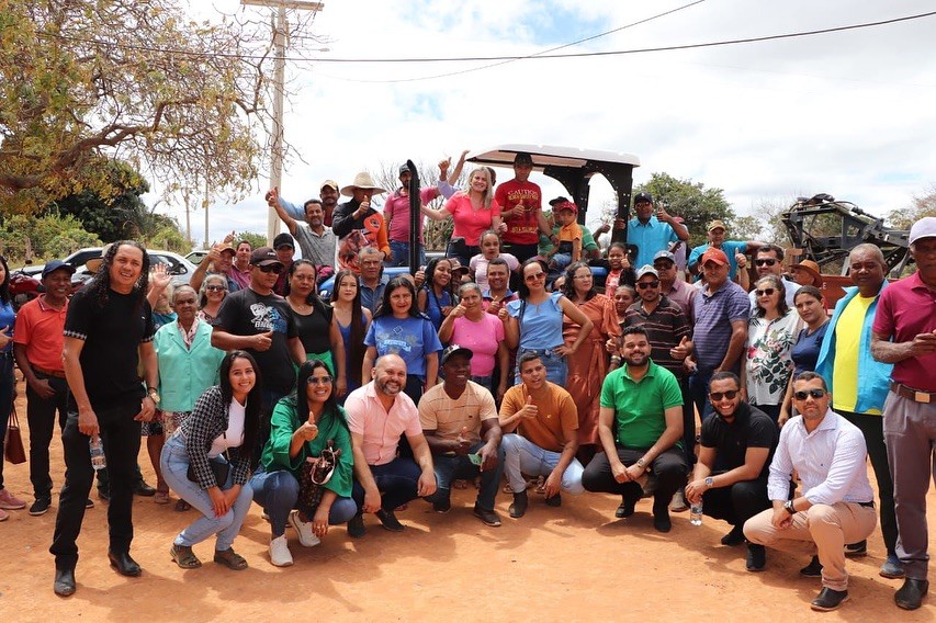 Ivana Bastos entrega trator a comunidade rural de Serra do Ramalho 