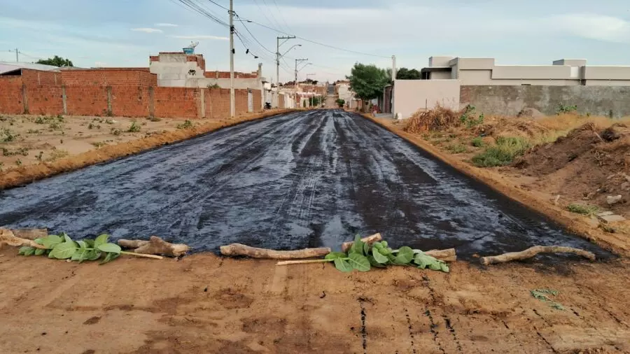 Após terraplanagem, Prefeitura de Guanambi inicia asfaltamento no Bairro Liberdade