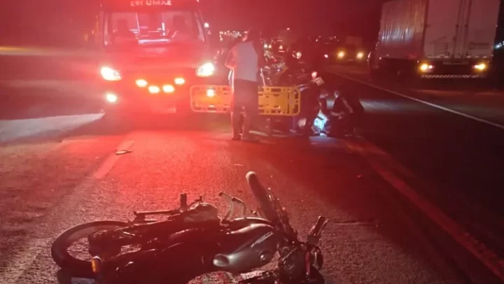 Duas pessoas ficam em estado grave após acidente de moto na BR-030 em Guanambi