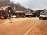 Carreta carregada com soja tomba e interdita BR-030 em Caetité