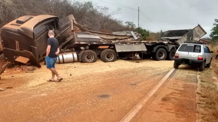 Carreta carregada com soja tomba e interdita BR-030 em Caetité