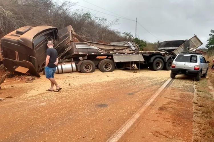 Carreta carregada com soja tomba e interdita BR-030 em Caetité