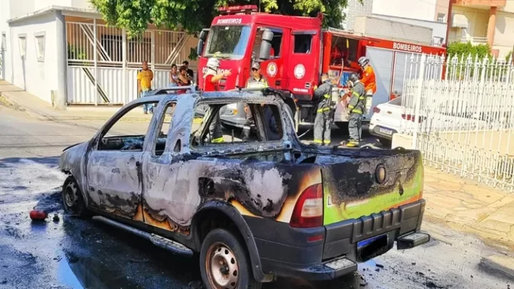 Carro pega fogo no centro da cidade de Guanambi