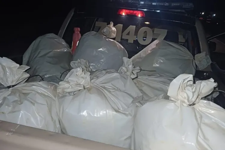 80 kg de maconha são apreendidos após perseguição e veículo capotar em Brumado