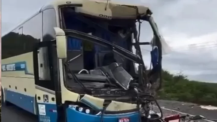  Acidente entre ônibus e caminhão baú deixa um morto na BA-245 em Ibipitanga