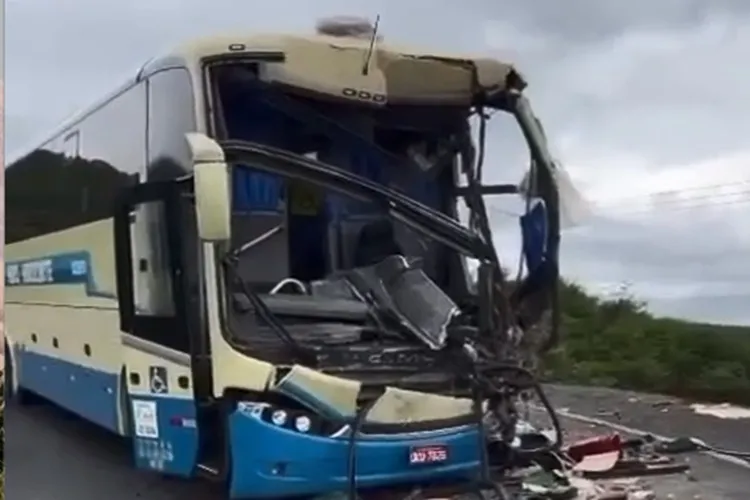  Acidente entre ônibus e caminhão baú deixa um morto na BA-245 em Ibipitanga