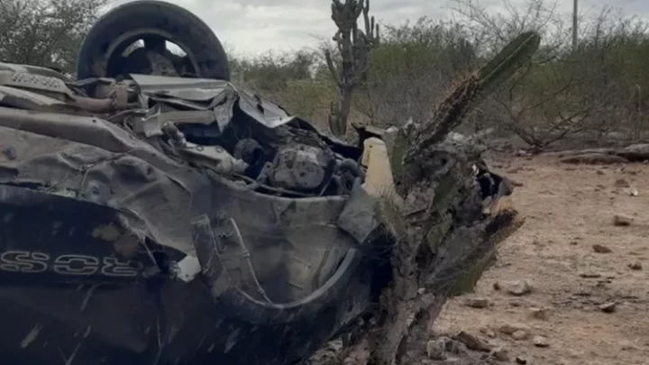 Mulher morre e cinco pessoas ficam feridas após carro capotar no interior da Bahia