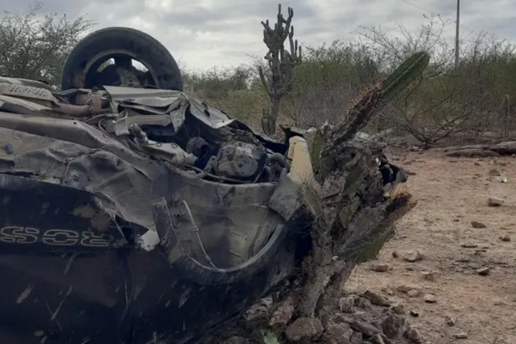 Mulher morre e cinco pessoas ficam feridas após carro capotar no interior da Bahia