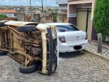 Veículo capota após acidente no bairro Ovídio Teixeira em Caetité