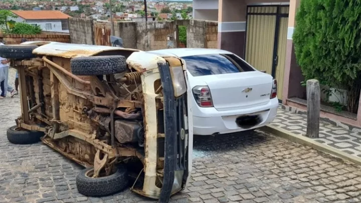 Veículo capota após acidente no bairro Ovídio Teixeira em Caetité