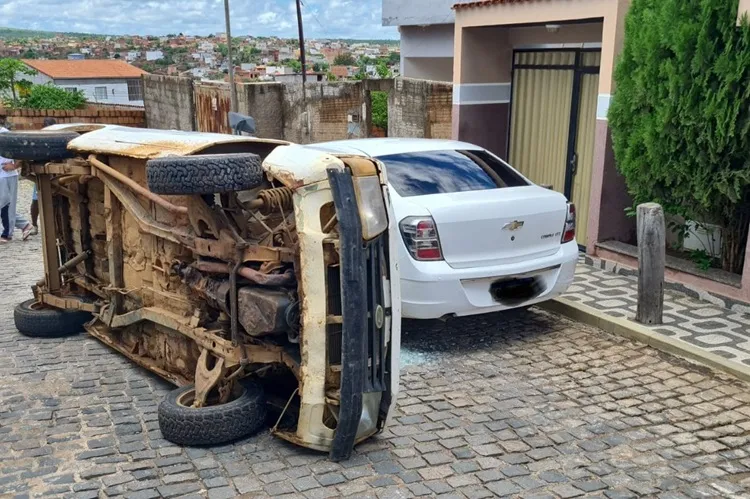 Veículo capota após acidente no bairro Ovídio Teixeira em Caetité