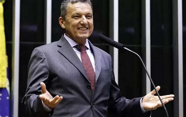 Deputado Charles Fernandes reivindica redução dos custos da CNH em discurso na Câmara Federal