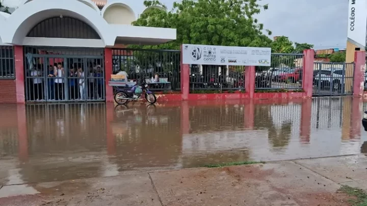 Chuva invade Colégio Modelo e alunos exigem respeito do Governo do Estado em Guanambi