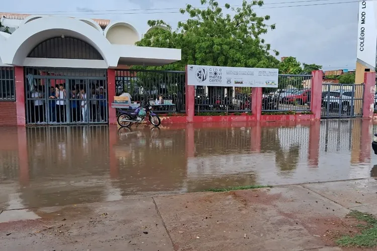 Chuva invade Colégio Modelo e alunos exigem respeito do Governo do Estado em Guanambi