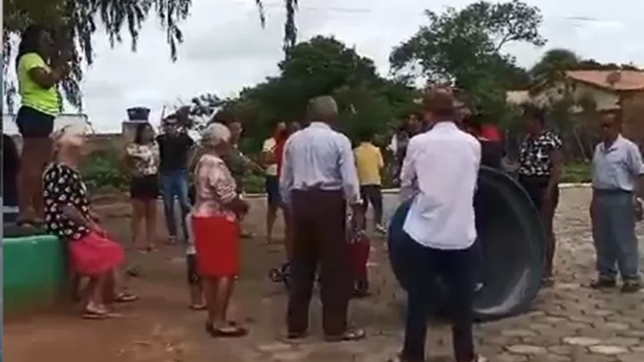 Sem água há 22 dias, moradores protestam no distrito de Maniaçu em Caetité