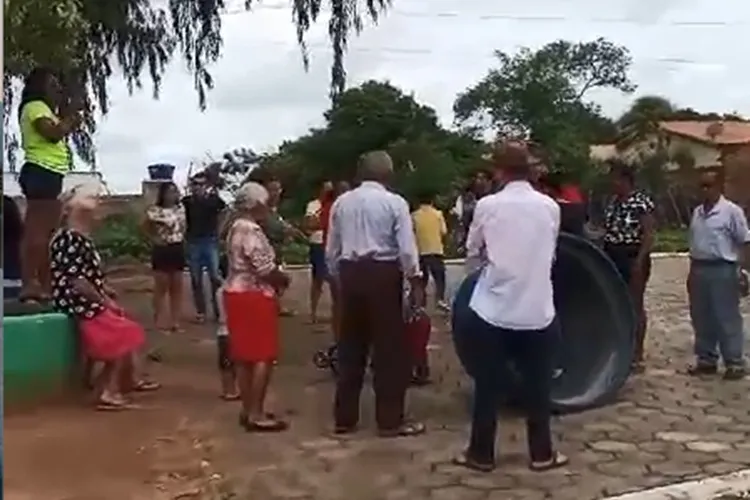 Sem água há 22 dias, moradores protestam no distrito de Maniaçu em Caetité