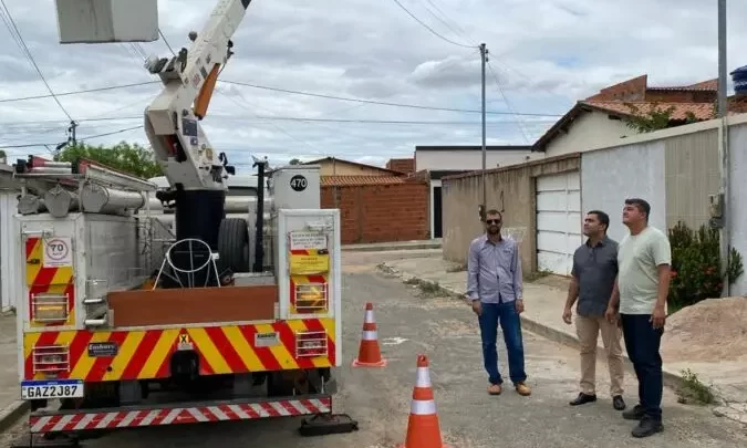 Representantes da Câmara, PMG e Consórcio acompanham trabalho de manutenção da iluminação pública feito pelo Consórcio-CONCIP