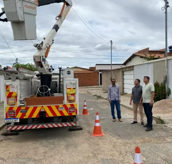 Representantes da Câmara, PMG e Consórcio acompanham trabalho de manutenção da iluminação pública feito pelo Consórcio-CONCIP