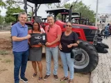 Deputado Charles Fernandes entrega trator e implementos agrícolas beneficiando municípios da região