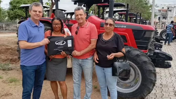 Deputado Charles Fernandes entrega trator e implementos agrícolas beneficiando municípios da região