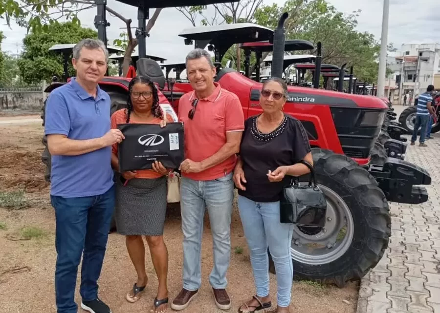 Deputado Charles Fernandes entrega trator e implementos agrícolas beneficiando municípios da região