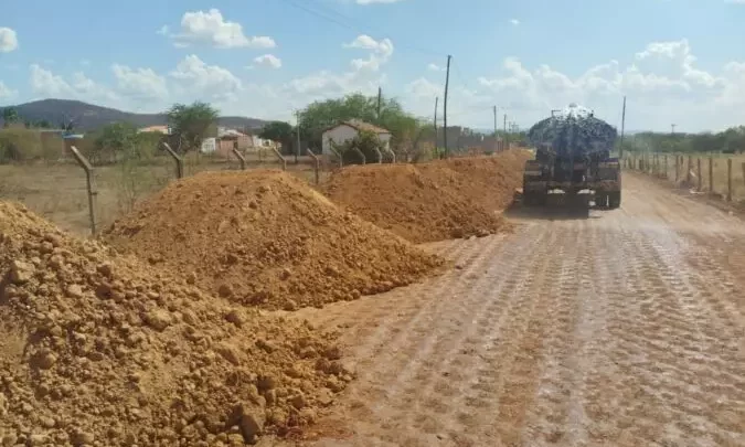 Prefeitura de Guanambi intensifica obras para asfaltamento do acesso ao Bairro Castro Cotrim e estrada Velha de Mutãs