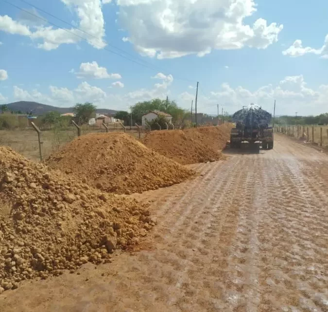 Prefeitura de Guanambi intensifica obras para asfaltamento do acesso ao Bairro Castro Cotrim e estrada Velha de Mutãs