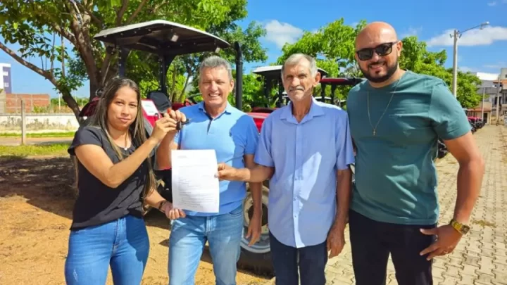 Deputado Charles Fernandes entrega tratores e implementos para fortalecer agricultura familiar em cidades da região