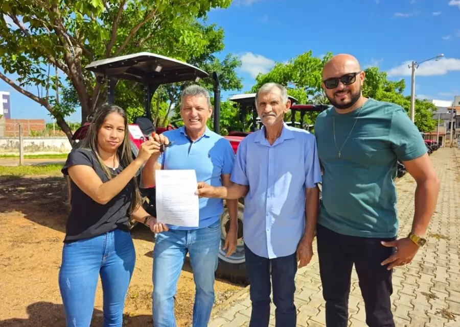 Deputado Charles Fernandes entrega tratores e implementos para fortalecer agricultura familiar em cidades da região