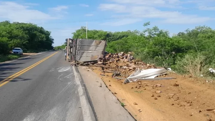 BR-030: Carreta carregada com manga tomba na Serra dos Brindes em Guanambi