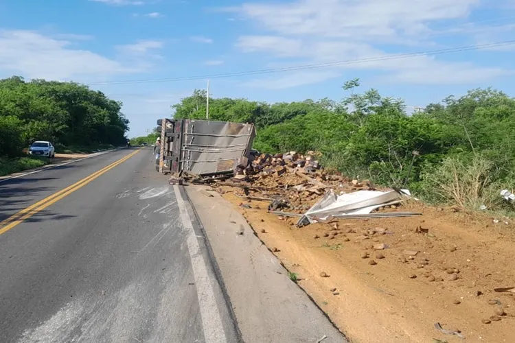 BR-030: Carreta carregada com manga tomba na Serra dos Brindes em Guanambi