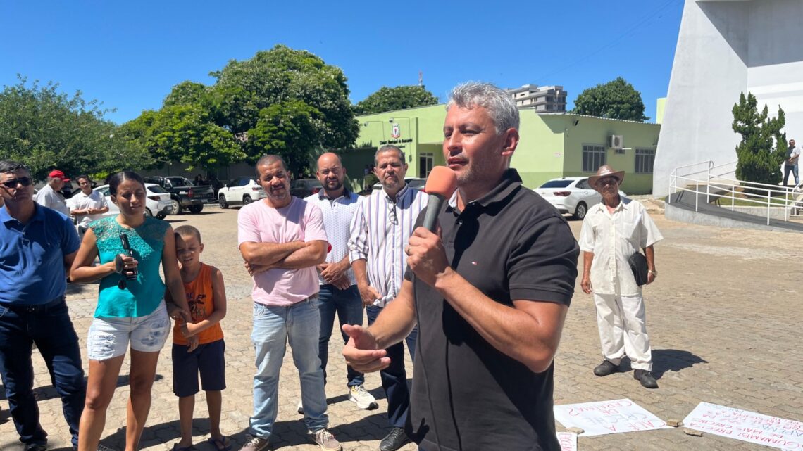 Prefeito de Guanambi se reúne e dialoga com servidores e pais de alunos de creches municipais Prefeito de Guanambi se reúne e dialoga com servidores e pais de alunos de creches municipais