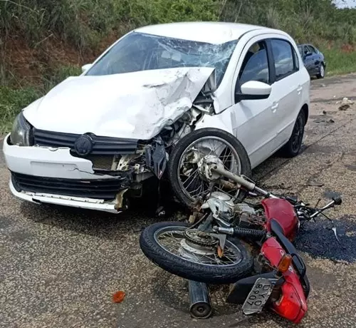 Homem morre após colisão entre carro e motocicleta na BA-026 em Caculé