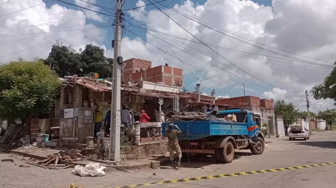 Ação conjunta da PMG, retira mais de 10 caçambas de muito entulho e lixo de residência localizada no Bairro São Francisco