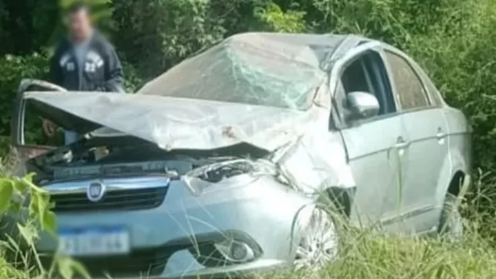 Carro capota com cinco pessoas na BR-030 em Guanambi