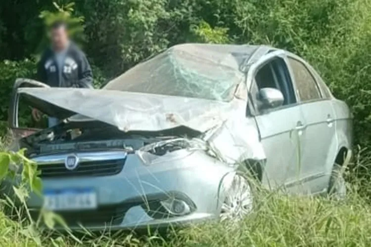 Carro capota com cinco pessoas na BR-030 em Guanambi