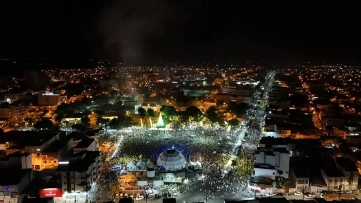 Mais de 60 mil pessoas lotam a Praça do Feijão, no primeiro dia do Festival da Virada de Guanambi