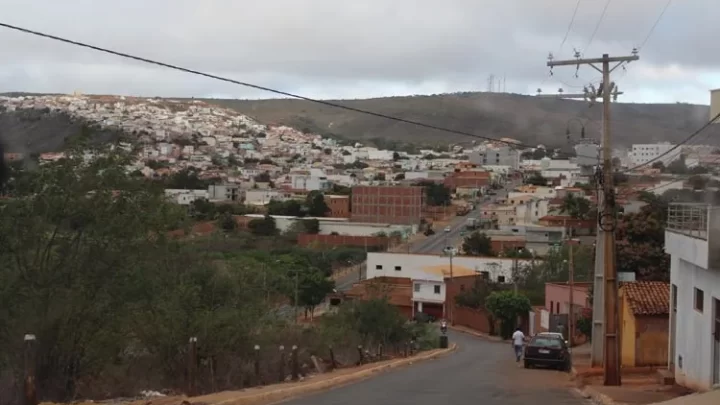 Caetité: Bandidos assaltam residência, levam R$ 210 mil, moto e relógio de ouro