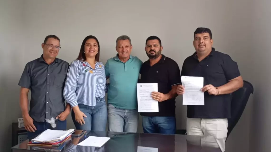 Deputado Charles Fernandes recebe lideranças regionais em seu escritório político em Guanambi