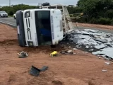 Caminhão perde roda traseira e tomba na BR-430 em Caetité