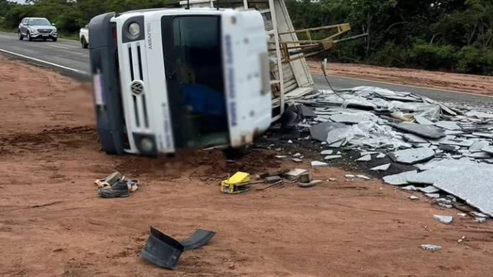 Caminhão perde roda traseira e tomba na BR-430 em Caetité