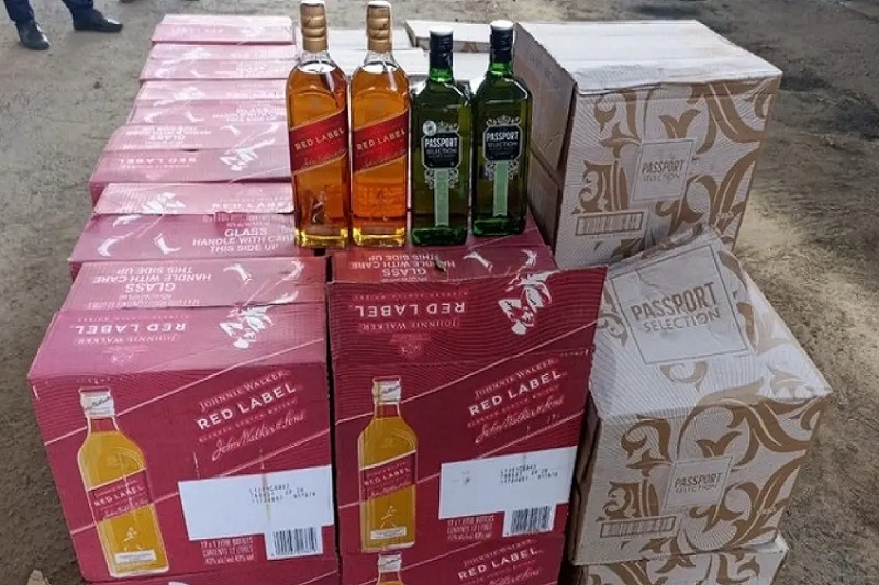 PRF apreende 456 litros de whisky transportados sem documentação fiscal na Bahia