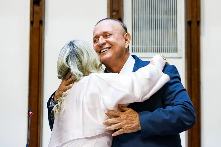 Ivana Bastos e Adolfo Menezes mostram unidade durante sessão solene na AL-BA