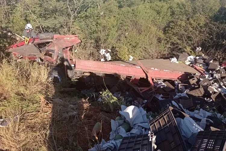 Criança é entubada após caminhão tombar na BR-030 em Guanambi